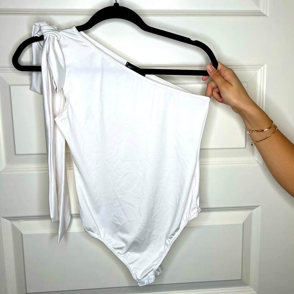 PrettyLittleThing White One piece One Shoulder Bow tie. Size Small.